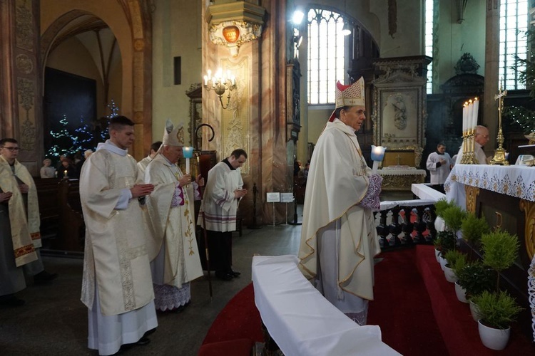 W katedrze świdnickiej 2 lutego modliły się osoby życia konsekrowanego