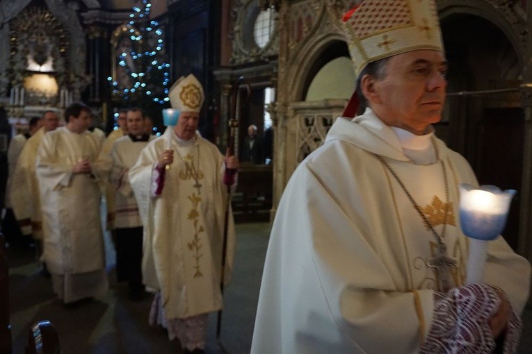 W katedrze świdnickiej 2 lutego modliły się osoby życia konsekrowanego