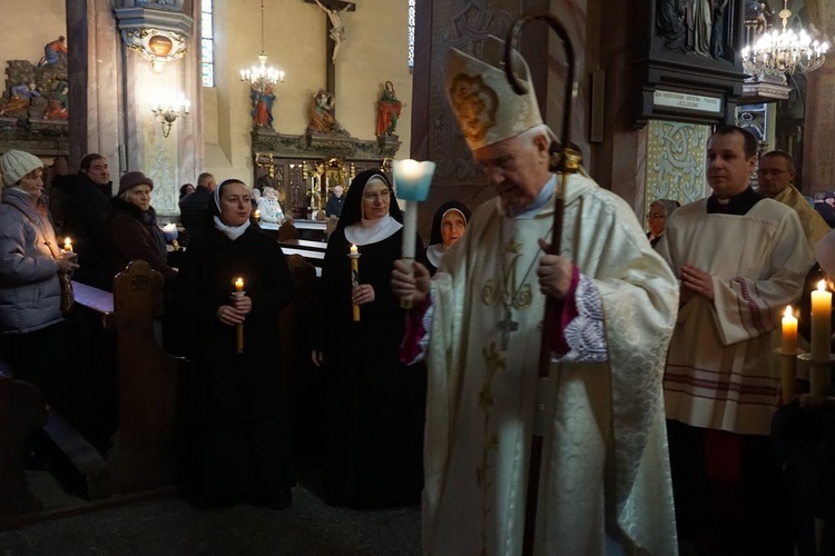 W katedrze świdnickiej 2 lutego modliły się osoby życia konsekrowanego