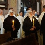 W katedrze świdnickiej 2 lutego modliły się osoby życia konsekrowanego