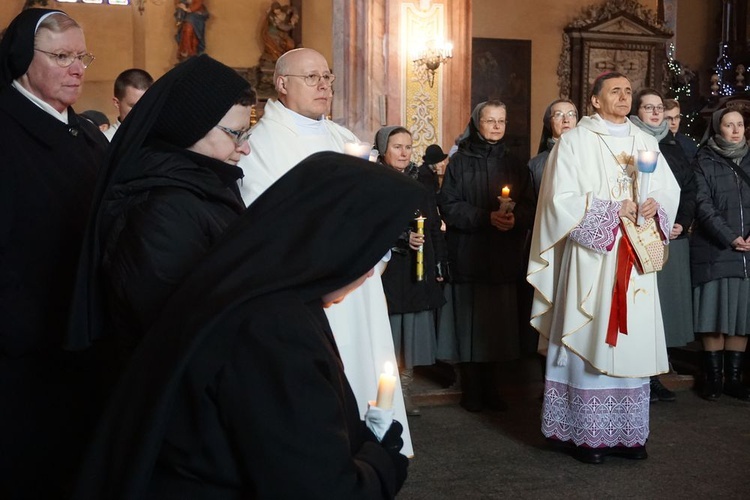 W katedrze świdnickiej 2 lutego modliły się osoby życia konsekrowanego