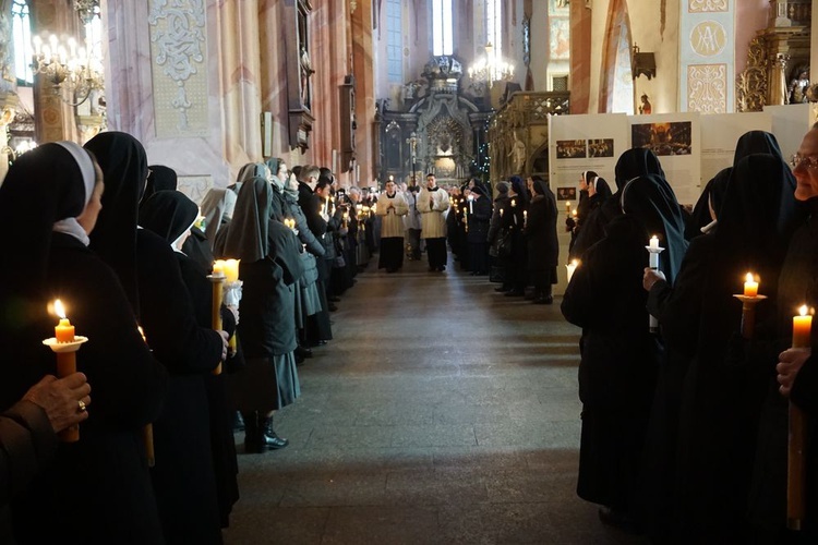 W katedrze świdnickiej 2 lutego modliły się osoby życia konsekrowanego