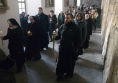 Procesja osób życia konsekrowanego krużgankami klasztornymi w Wąchocku