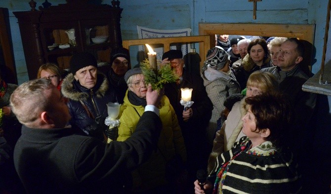 Poświęconą gromnicą błogosławiono cały dom i obejście