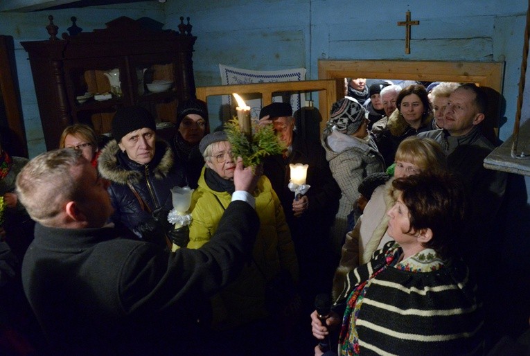 Poświęconą gromnicą błogosławiono cały dom i obejście