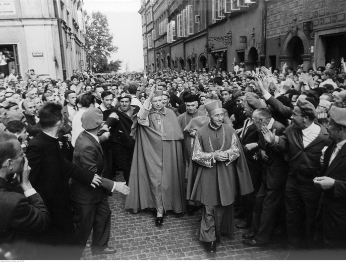 Warszawa, 1966 r. Procesja Episkopatu Polski do Archikatedry św. Jana Chrzciciela na centralną uroczystość milenijną. Widoczni m.in.: metropolita poznański ks. arcybiskup Antoni Baraniak (z prawej na pierwszym planie), kard. Stefan Wyszyński