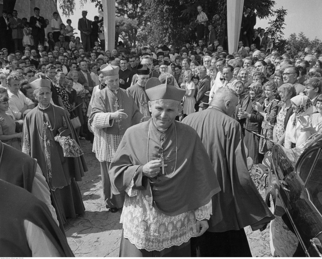 Wiślica, 1966 r. Powrót po zakończonej uroczystości. Widoczni m.in. metropolita krakowski abp Karol Wojtyła (na pierwszym planie), metropolita poznański ks. arcybiskup Antoni Baraniak, obok idzie kard. Stefan Wyszyński