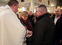 Podczas Mszy św. kapłani błogosławili parom, które odnowiły przysięgę małżeńską