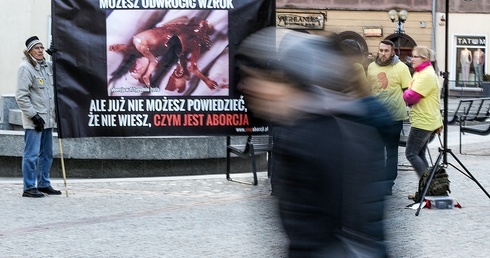 Antyaborcyjne billboardy zbyt drastyczne? Jeden sąd twierdzi że tak, inny - że nie