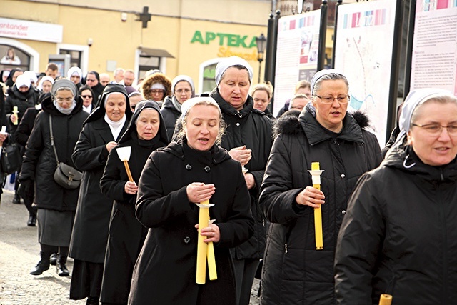 Procesja ze świecami.