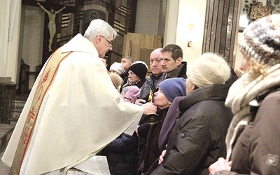 Po Eucharystii wierni oddali mu cześć poprzez ucałowanie relikwii.