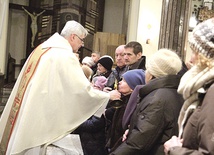 Po Eucharystii wierni oddali mu cześć poprzez ucałowanie relikwii.