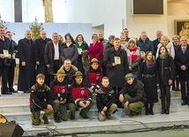 Wspólna fotografia po występie. Artysta w górnych rzędzie,  piąty z lewej.