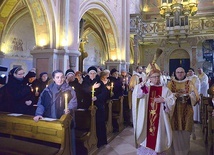 Po poświęceniu gromnic uczestników liturgii wodą święconą pokropił  bp Tomasik.