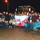 Młodzi radomianie i bp Piotr Turzyński, uczestnicy ŚDM w Panamie, stanęli do pamiątkowej fotografii tuż po zakończeniu podróży. 