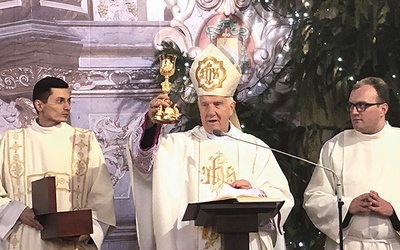 Biskup ofiarował parafii pozłacany kielich, będący repliką kielicha mszalnego z bazyliki św. Piotra w Watykanie.