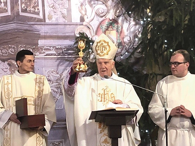 Biskup ofiarował parafii pozłacany kielich, będący repliką kielicha mszalnego z bazyliki św. Piotra w Watykanie.