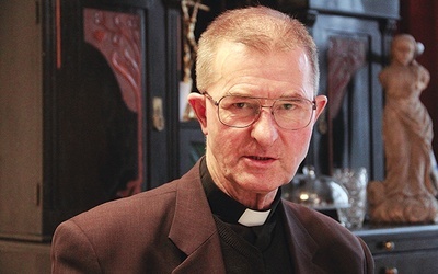 ▲	Ks. Stanisław Łada jest jednym z dwóch polskich kapłanów będących członkami stworzonego przez  bł. Luigiego Novarese Stowarzyszenia Cichych Pracowników Krzyża.