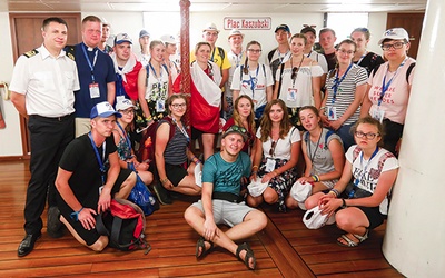 ◄	Grupa pielgrzymów z Chwaszczyna skorzystała z możliwości odwiedzenia żaglowca. Po zwiedzaniu statku poczęstowano ich marynarskim obiadem.