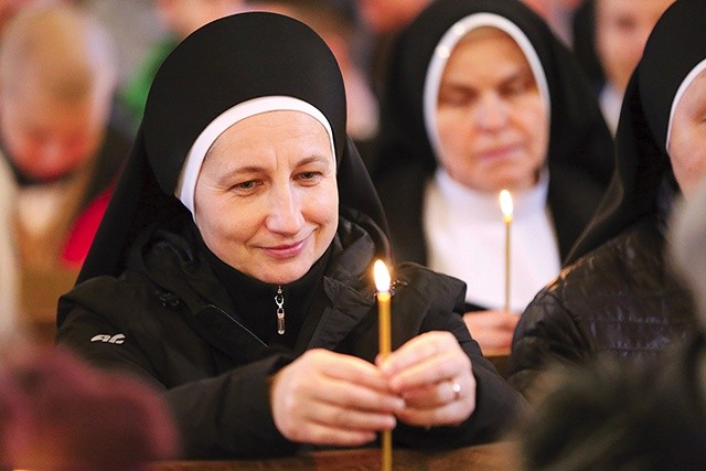 Osoby konsekrowane odnowiły śluby zakonne. 