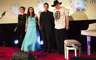 W skład Grupy 44 wchodzą Wojciech Rohatyn Popkiewicz, założyciel zespołu, oraz Urszula Milewska, Inna Kamaryan i Sławomira Krysa.