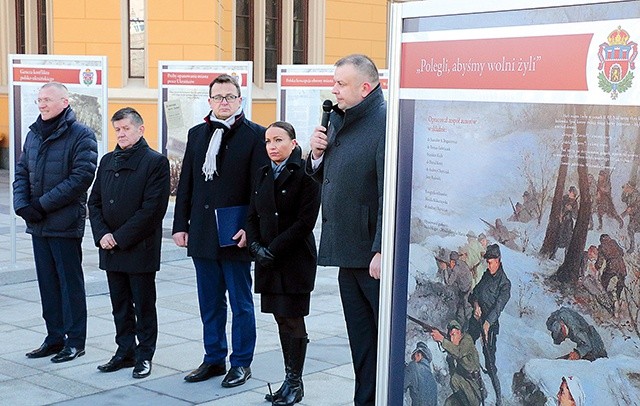 – Polacy nie muszą poszukiwać swoich wzorów. Mamy gotowe przykłady znane z historii i naszej przeszłości – stwierdził podczas wernisażu dr Gałwiaczek.