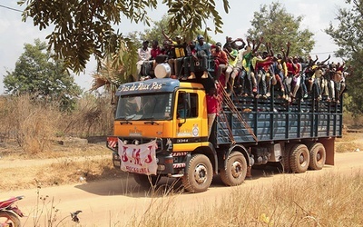 Z parafii Bocaranga ciężarówką przyjechało ponad 200 osób.