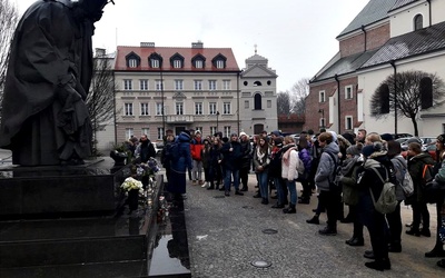 Grupa z Łowicza przed pomnikiem Jana Pawła II w Kaliszu