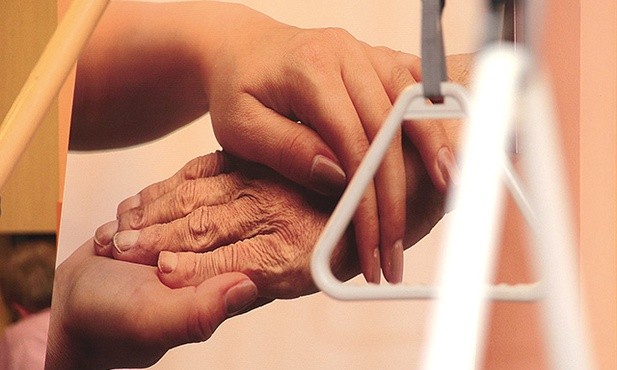 Wolontariusze hospicyjni dają chorym swój czas i obecność i są, obok lekarzy i pielęgniarek, ważnym filarem opieki paliatywnej.