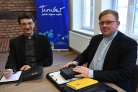 Ks. Mateusz Florek (z lewej) i ks. Sebastian Wiktorek (z prawej) na warsztatach kaznodziejskich