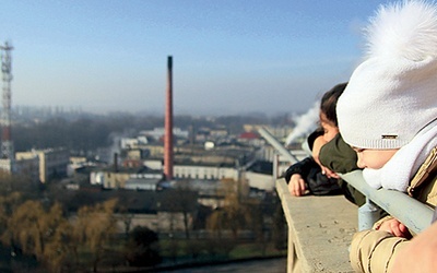 ▲	Najmłodsi oglądają Głubczyce z wysokości wieży ratuszowej