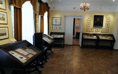 Jedna z sal w przysuskim muzeum poświęconych patronowi placówki