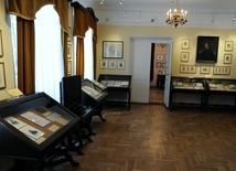 Jedna z sal w przysuskim muzeum poświęconych patronowi placówki