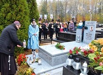 Krzyż, przez który widać słońce