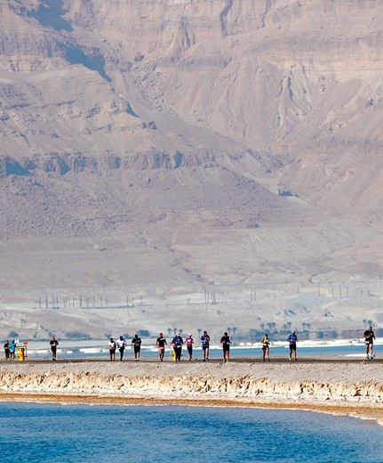 Ponad 2000 zawodników biegnie groblą między Izraelem i Jordanią podczas Maratonu Morza Martwego.
1.02.2019 Morze Martwe, Izrael