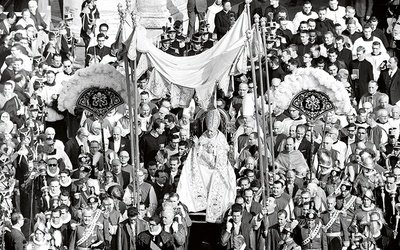 11 października 1962 r. Jan XXIII został wniesiony do Bazyliki św. Piotra, gdzie zainaugurował sobór.