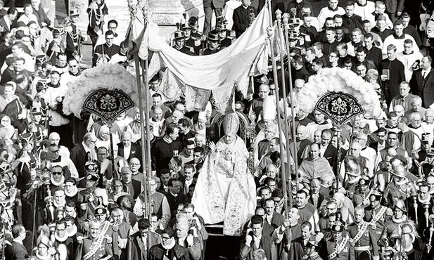 11 października 1962 r. Jan XXIII został wniesiony do Bazyliki św. Piotra, gdzie zainaugurował sobór.