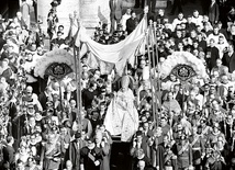 11 października 1962 r. Jan XXIII został wniesiony do Bazyliki św. Piotra, gdzie zainaugurował sobór.