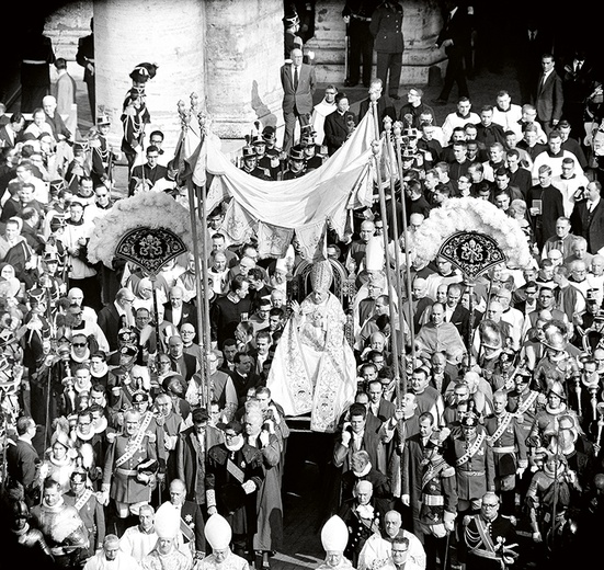 11 października 1962 r. Jan XXIII został wniesiony do Bazyliki św. Piotra, gdzie zainaugurował sobór.