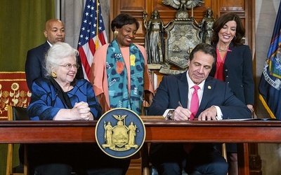 Gubernator stanu Nowy Jork  Andrew Cuomo podpisuje „Akt zdrowej reprodukcji”.