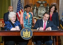 Gubernator stanu Nowy Jork  Andrew Cuomo podpisuje „Akt zdrowej reprodukcji”.