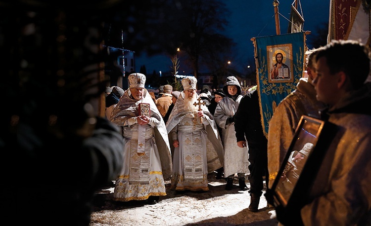 W święto Teofanii  uczestnicy liturgii wychodzą po modlitwie nad rzeki, by upamiętnić chrzest Chrystusa.