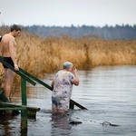 Tradycja kąpieli w poświęconej rzece  na wspomnienie chrztu Chrystusa w Jordanie.