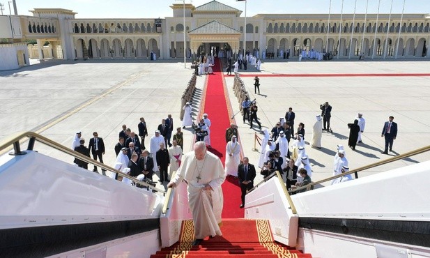 Papież wchodzi na pokład samolotu w Abu Zabi