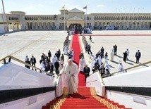 Papież wchodzi na pokład samolotu w Abu Zabi