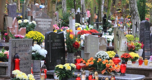 Dariusz R. przez lata rozbijał nagrobki, kradł ludzie szczątki, a następnie zakopywał je w lasach na terenie Gdańska