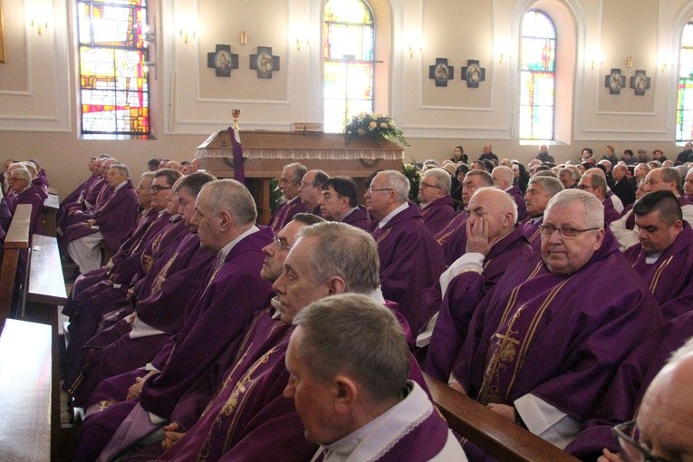 Ks. Krzysztofa Jeżynę pożegnała rodzina, licznie zgromadzeni kapłani, współpracownicy i przyjaciele