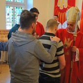 Bp Roman Pindel udzielił sakramentu bierzmowania dwóm osadzonym w cieszyńskim zakładzie karnym