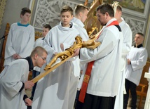 Adoracja krzyża w Wielki Piątek