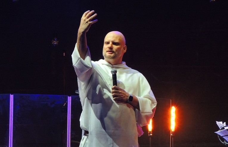 O Adam Szustak OP podczas wielbienia Pana Boga w Bielsku-Bialej
